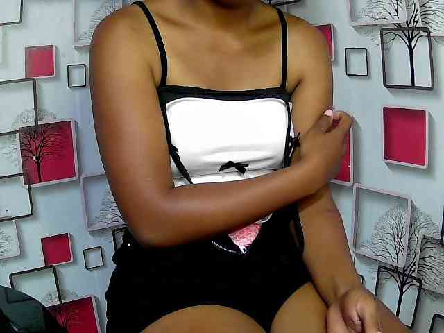 Larah00 webcam