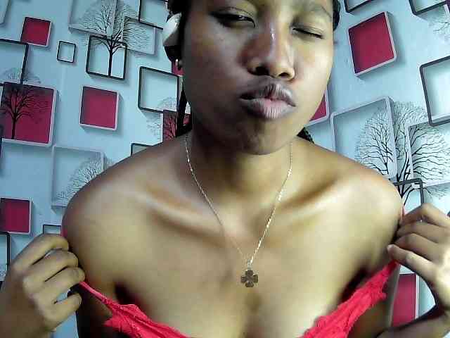 Larah00 webcam