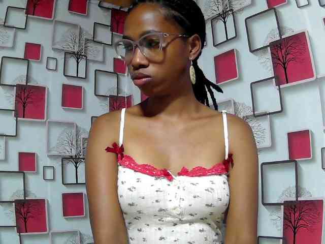 Larah00 webcam