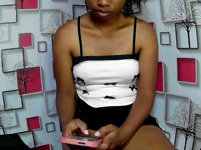 Larah00 webcam
