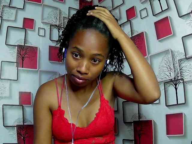 Larah00 webcam