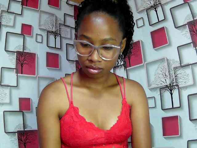 Larah00 webcam