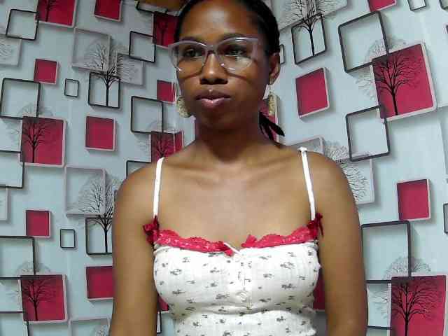 Larah00 webcam