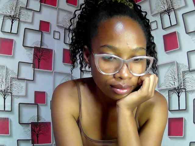 Larah00 webcam