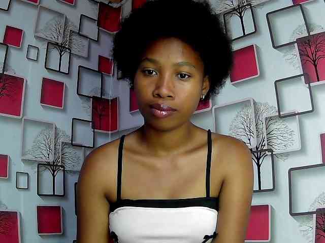 Larah00 webcam