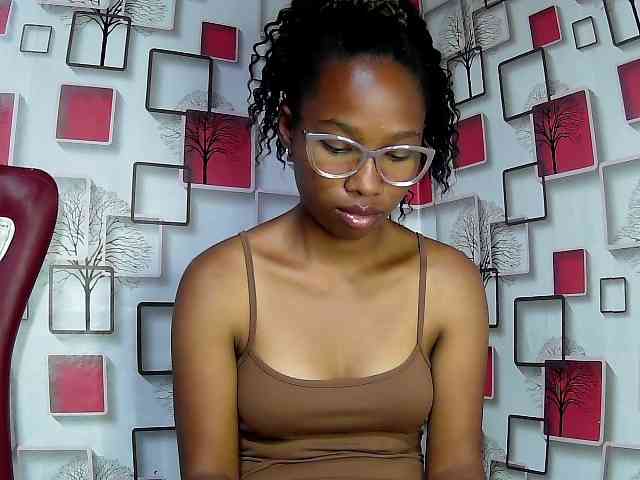 Larah00 webcam