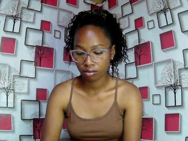 Larah00 webcam