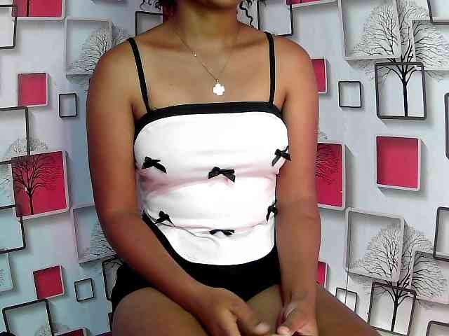 Larah00 webcam