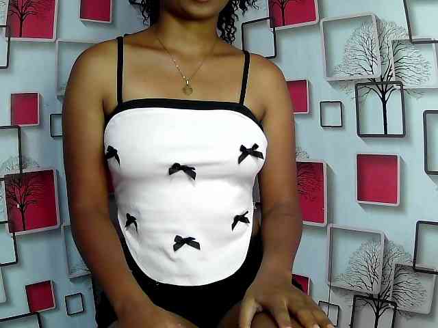Larah00 webcam