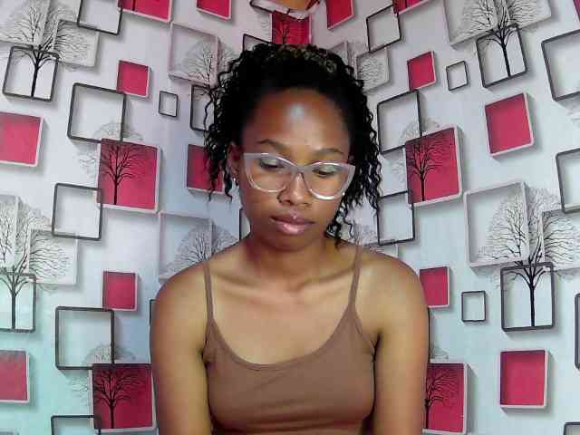 Larah00 webcam