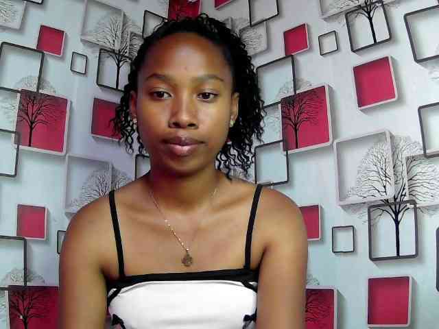 Larah00 webcam