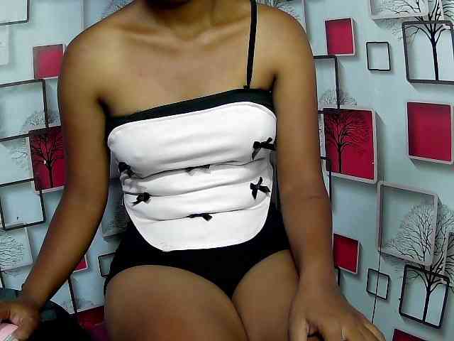 Larah00 webcam