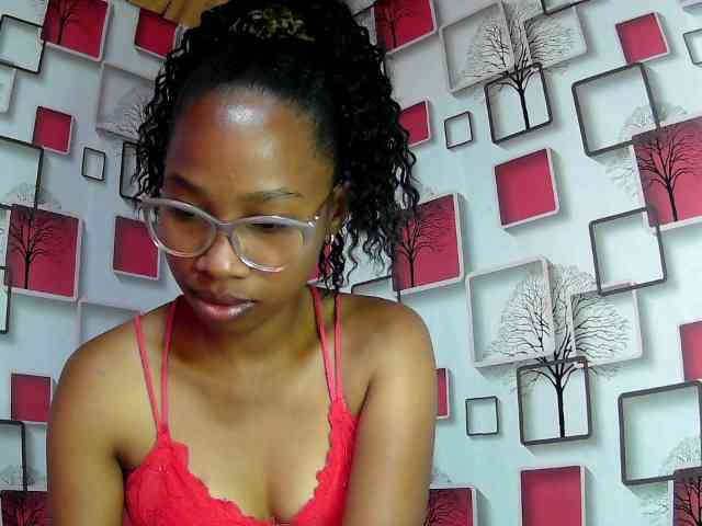 Larah00 webcam