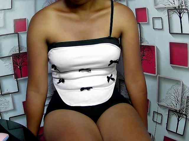 Larah00 webcam