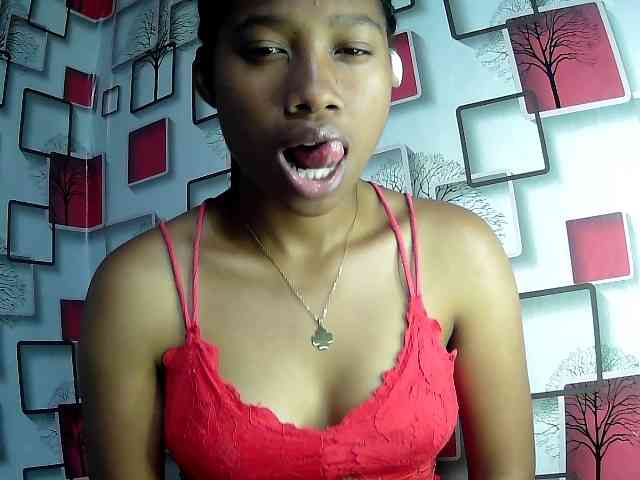 Larah00 webcam