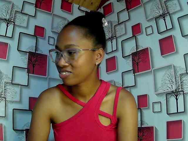 Larah00 webcam