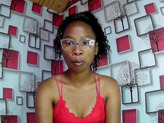Larah00 webcam