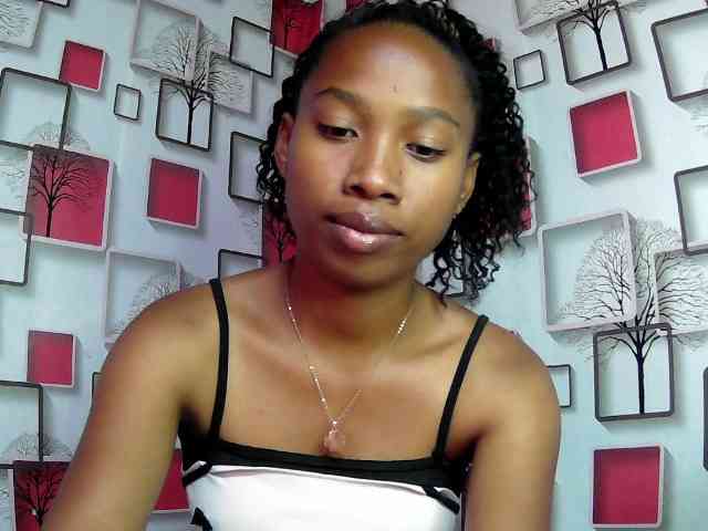 Larah00 webcam
