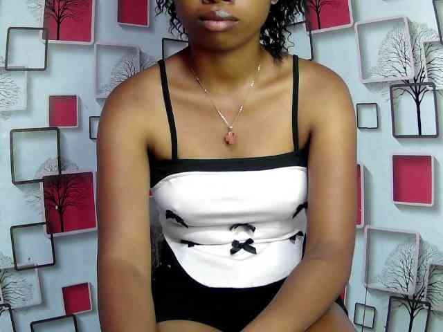 Larah00 webcam