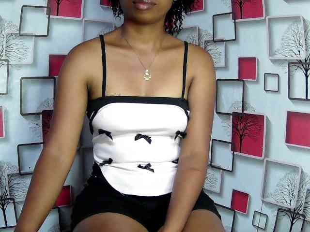 Larah00 webcam