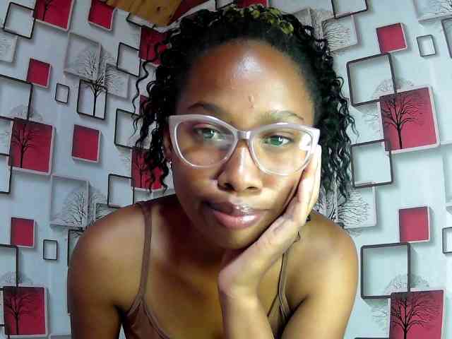 Larah00 webcam