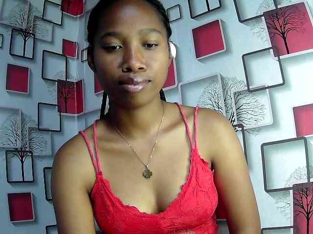 Larah00 webcam