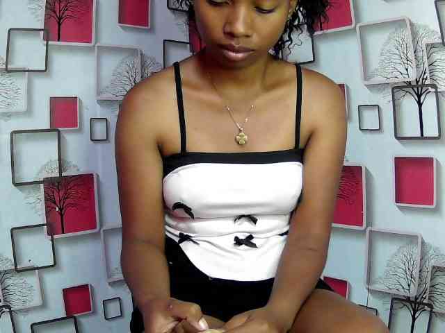 Larah00 webcam