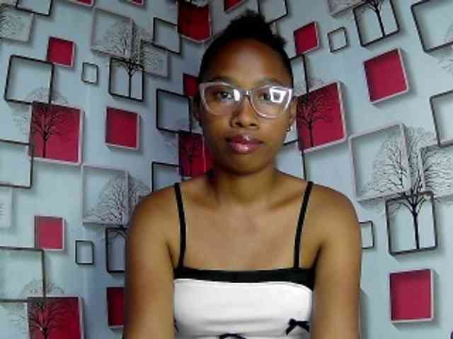 Larah00 webcam