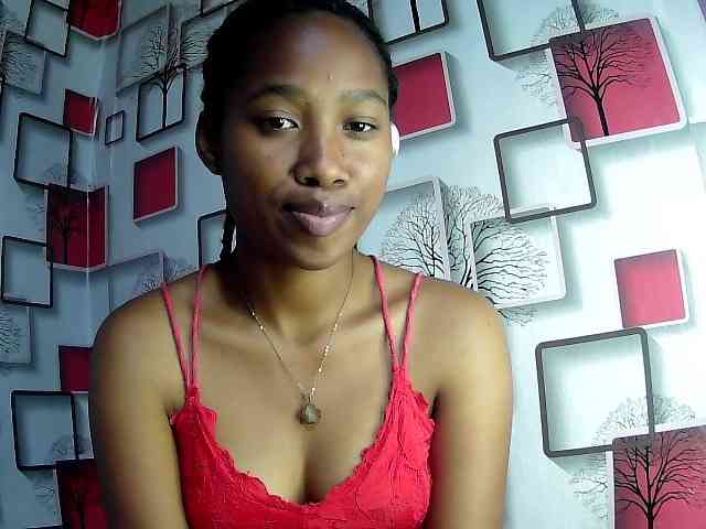Larah00 webcam