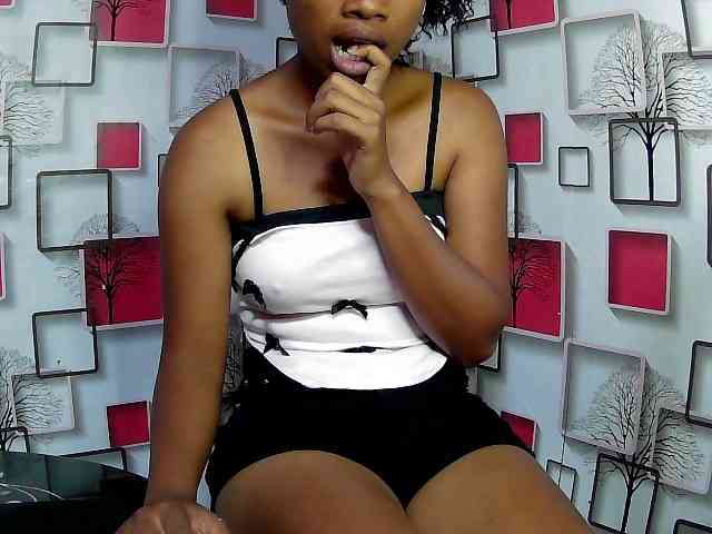Larah00 webcam