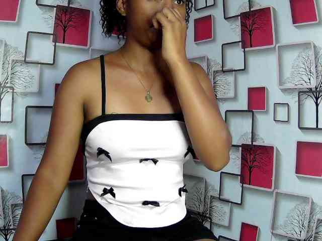 Larah00 webcam