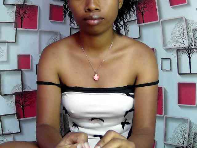 Larah00 webcam