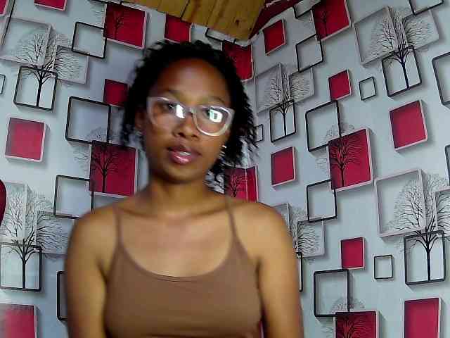 Larah00 webcam