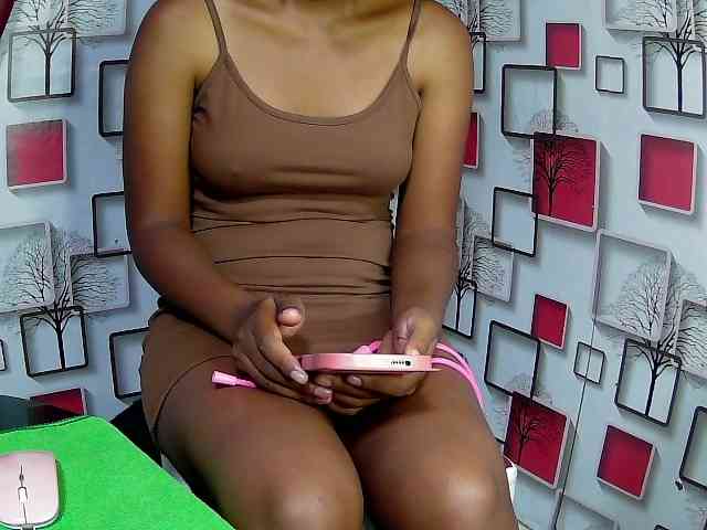 Larah00 webcam