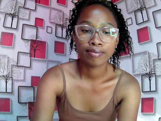 Larah00 webcam