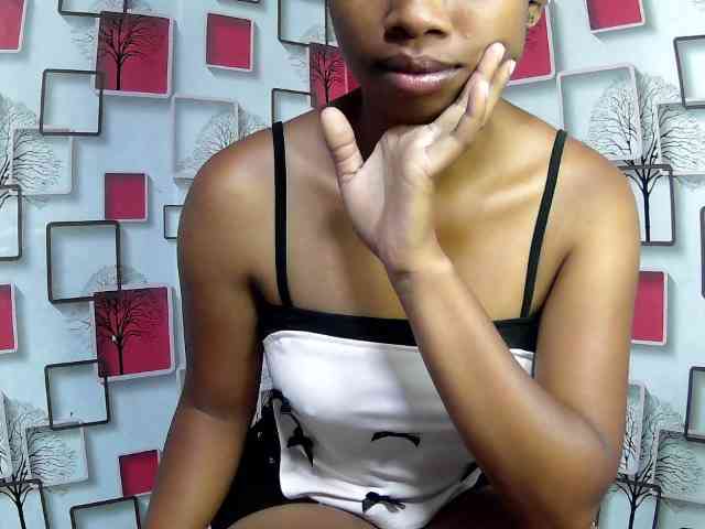 Larah00 webcam