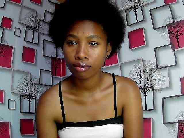 Larah00 webcam