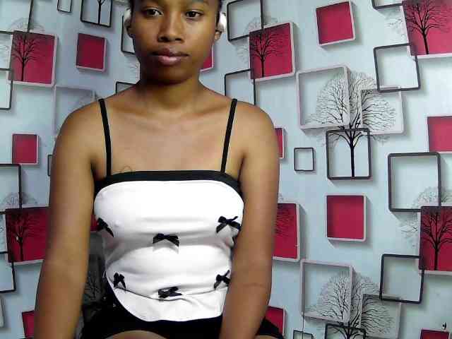 Larah00 webcam