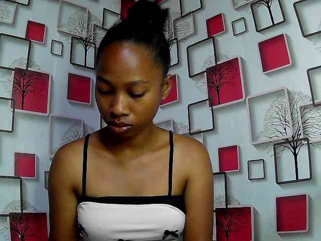 Larah00 webcam