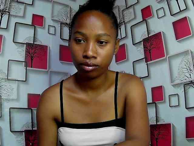 Larah00 webcam