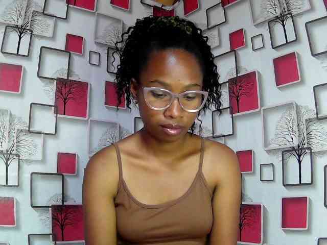 Larah00 webcam