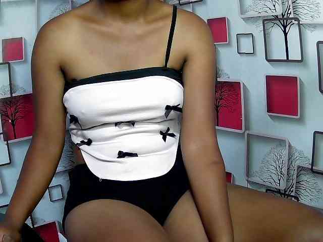 Larah00 webcam