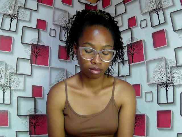 Larah00 webcam