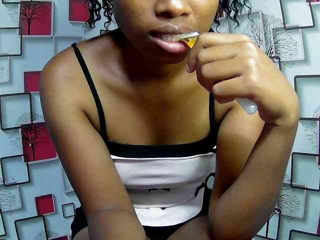 Larah00 webcam