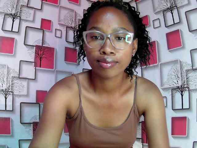 Larah00 webcam