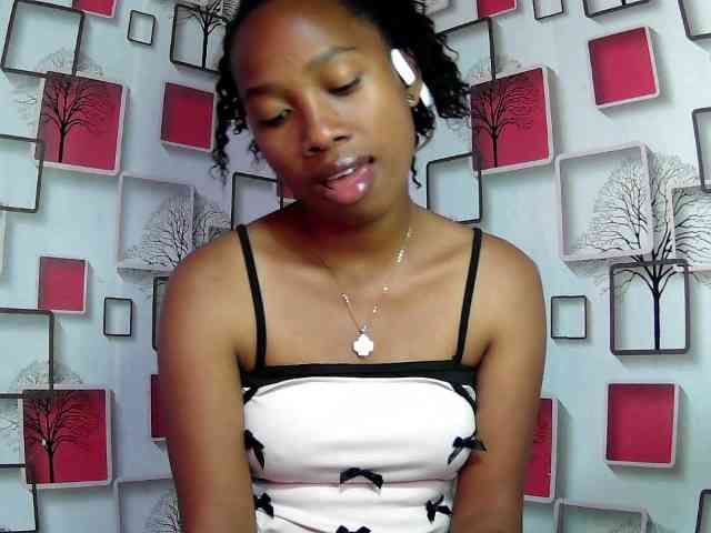 Larah00 webcam