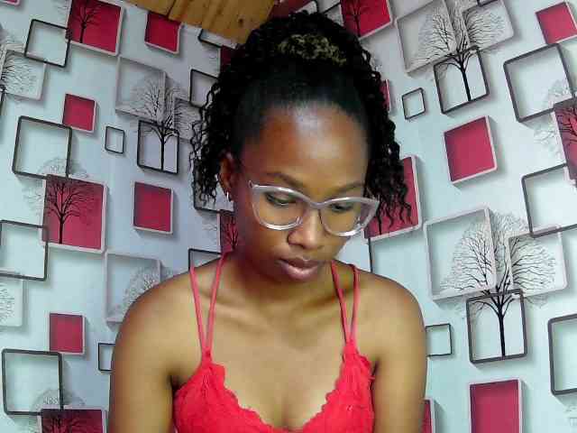 Larah00 webcam