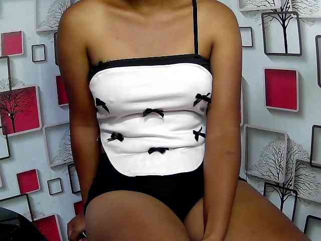 Larah00 webcam