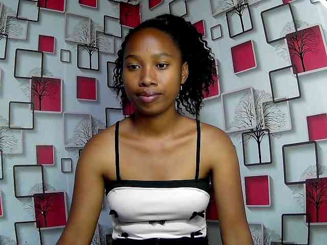 Larah00 webcam