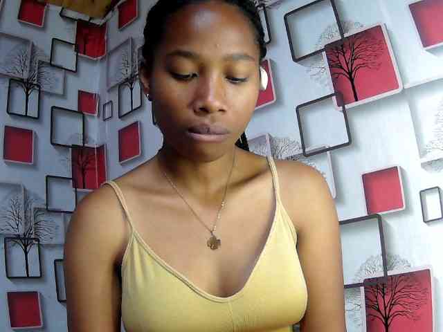 Larah00 webcam